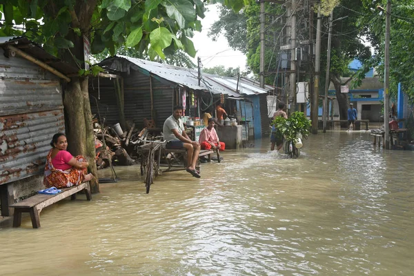 Burdwan Kasabası, Purba Bardhaman Bölgesi, Batı Bengal / Hindistan - 31.07.2021: Burdwan şehrinin çok sayıda bölgesi şiddetli yağmurlar ve Banka nehir suyu tarafından sular altında kaldı.