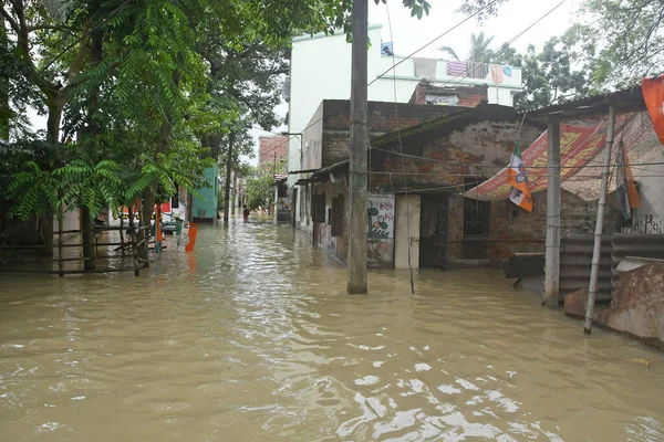 Burdwan Kasabası, Purba Bardhaman Bölgesi, Batı Bengal / Hindistan - 31.07.2021: Burdwan şehrinin çok sayıda bölgesi şiddetli yağmurlar ve Banka nehir suyu tarafından sular altında kaldı.