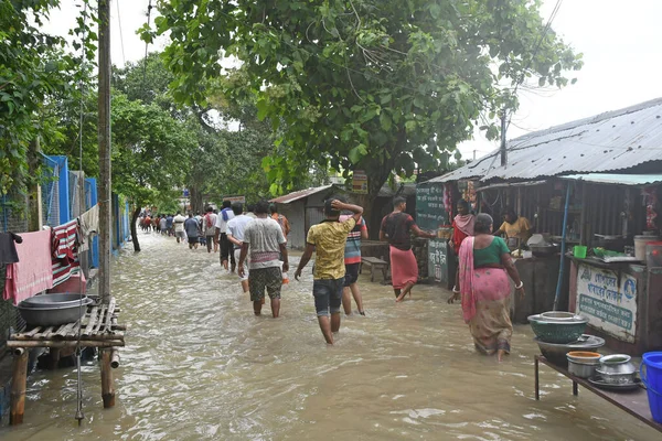 Burdwan Kasabası, Purba Bardhaman Bölgesi, Batı Bengal / Hindistan - 31.07.2021: Burdwan şehrinin çok sayıda bölgesi şiddetli yağmurlar ve Banka nehir suyu tarafından sular altında kaldı.