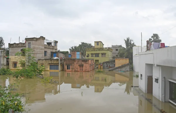 Burdwan Kasabası, Purba Bardhaman Bölgesi, Batı Bengal / Hindistan - 31.07.2021: Burdwan şehrinin çok sayıda bölgesi şiddetli yağmurlar ve Banka nehir suyu tarafından sular altında kaldı.