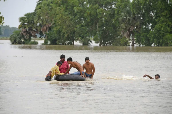 Burdwan, Purba Bardhaman İlçesi, Batı Bengal / Hindistan - 01.08.2021: Purba Bardhaman ilçesinin çeşitli bölgelerinde tarım arazisi yağmurlar ve Banka nehir suları tarafından sular altında kaldı.