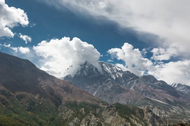 Üzerindeki Nepal'deki Annapurnas bulutlu gökyüzü.