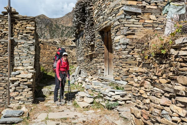 Villaggio tradizionale di passaggio trekker femminile. — Foto Stock