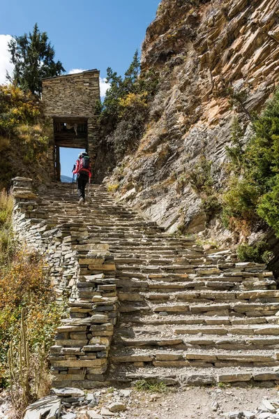 Trekker escalones de piedra ascendente . — Foto de Stock