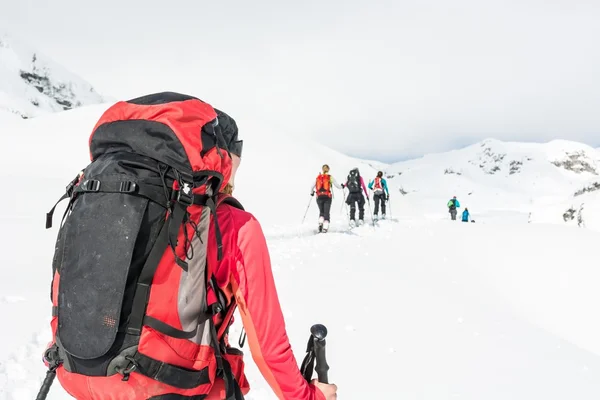 Ski tourer op een groep skiërs. — Stockfoto