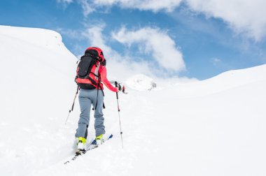 Çekici genç skieer bir iz takip.