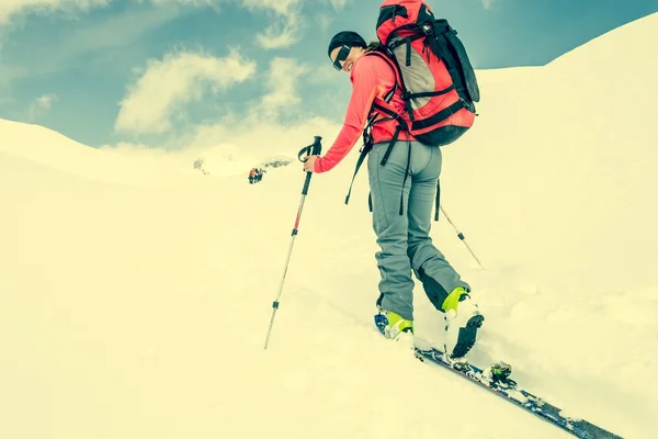Attraktive junge Skifahrerin schaut ihr über die Schulter. — Stockfoto