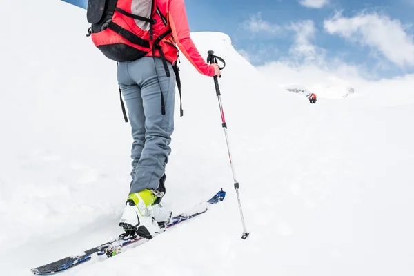 Çekici genç skieer bir iz takip. — Stok fotoğraf