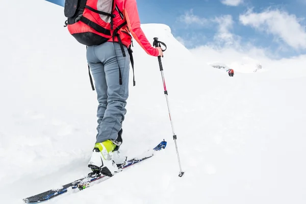 Attractive young skieer following a trail. — Stock Photo, Image