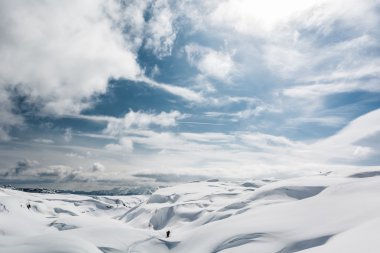Karla kaplı dağlarla kaplı kış manzarası.