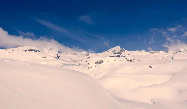 Paysage hivernal avec montagnes enneigées. — Photo