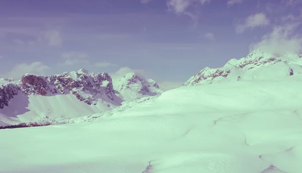 Winterlandschaft mit schneebedeckten Bergen. — Stockfoto