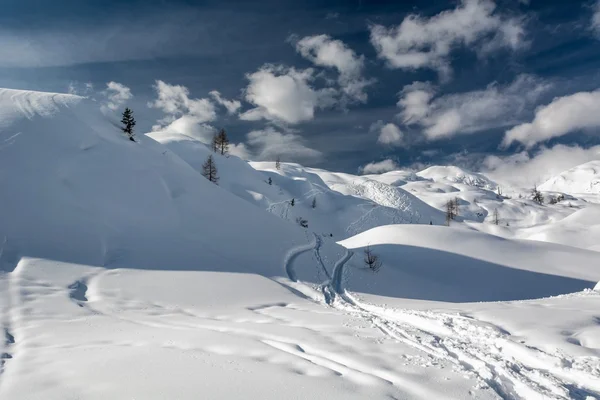 Trilhas de esqui em uma encosta . — Fotografia de Stock