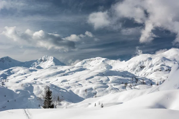 Winter landscape with snow covered mountains. — Stock Photo, Image