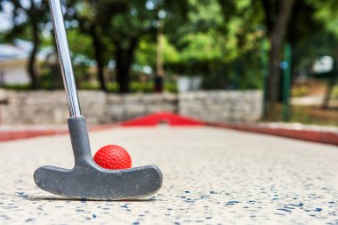Kırmızı mini golf topu closeup.
