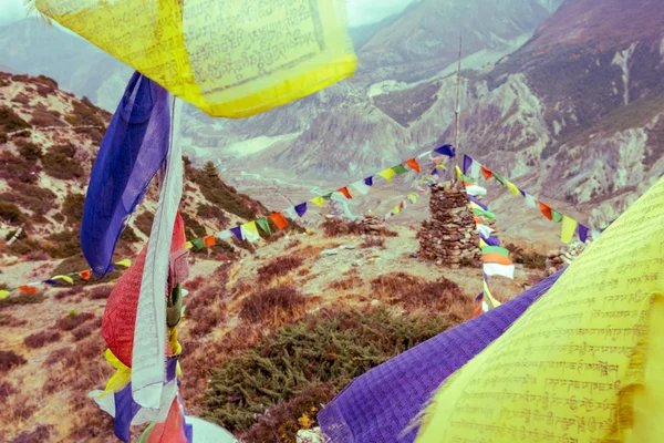 Arka planda stupa bayraklarıyla dua. — Stok fotoğraf