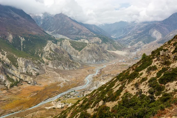 Rio que flui através de um vale de montanha no Nepal . — Fotografia de Stock