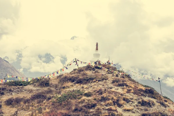 Stupa bir dağ sırtı üzerinde bayraklarıyla dua. — Stok fotoğraf