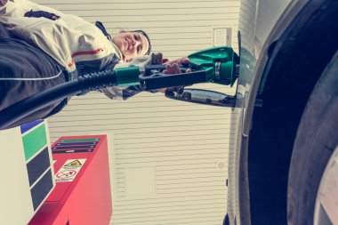 Çekici kadın pompa gaz.