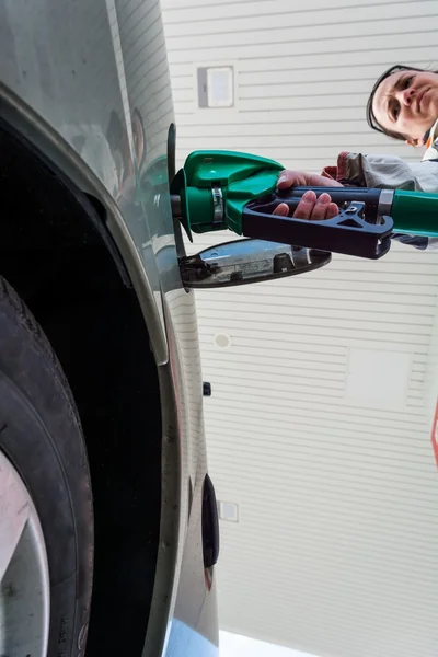 Gas pumpen. Hand hält Treibstoffdüse. — Stockfoto