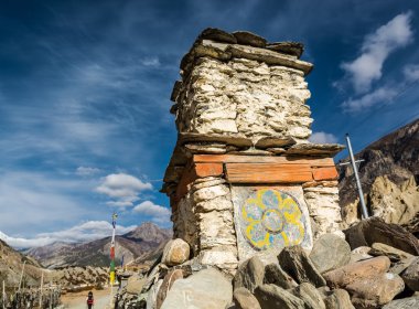 Budist trekking yol boyunca taş bir yapı çizim.