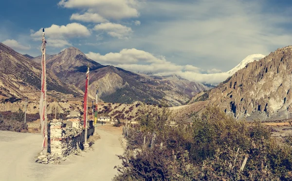 Idyllisches Bergtal auf einem Wanderweg rund um Annapurnas. — Stockfoto