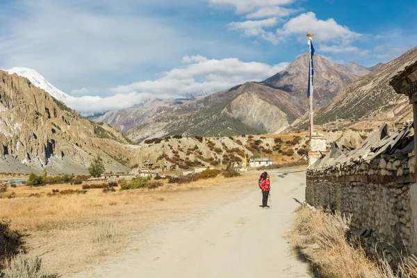 Trekker solitario su sentiero sterrato attraverso una valle . — Foto Stock