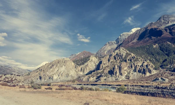 Idyllisches Bergtal auf einem Wanderweg rund um Annapurnas. — Stockfoto