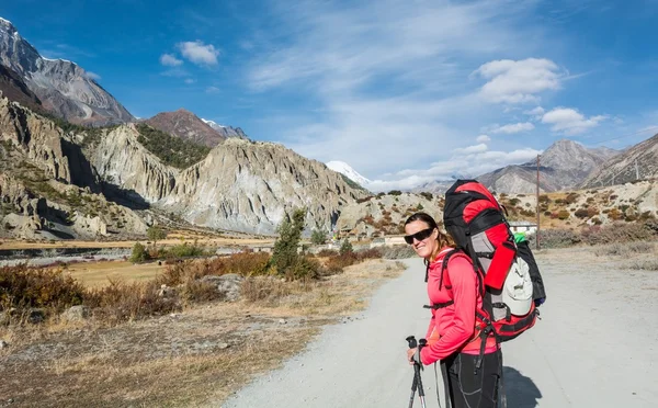 Atractiva trekker femenina que se detiene para disfrutar de la vista . — Foto de Stock