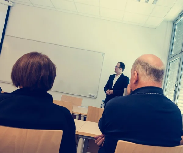 Conférencier lors d'une conférence d'affaires . — Photo