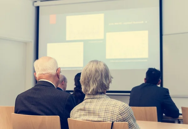 Public à la présentation de thèse dans une salle de classe . — Photo