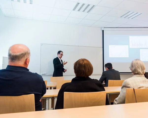 Conférencier lors d'une conférence d'affaires . — Photo