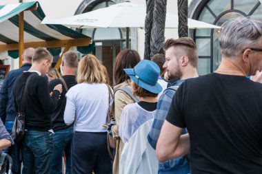 Ljubljana, Slovenya - 6 Mayıs: Ljubljana, Slovenya 6 Mayıs 2016 üzerinde ayakta açık mutfak Event'de kişi.