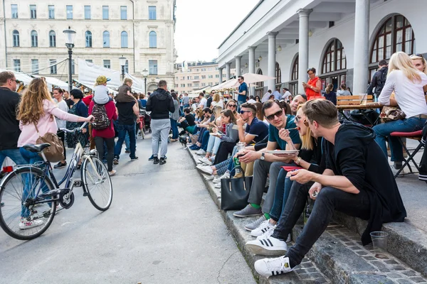 Ljubljana, Slovenya - 6 Mayıs: Odprta kuhna, açık mutfak olay, Ljubljana, Slovenya 6 Mayıs 2016 zevk insanlar.