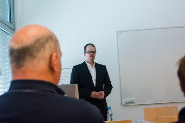 İş toplantısında sunu hoparlör.