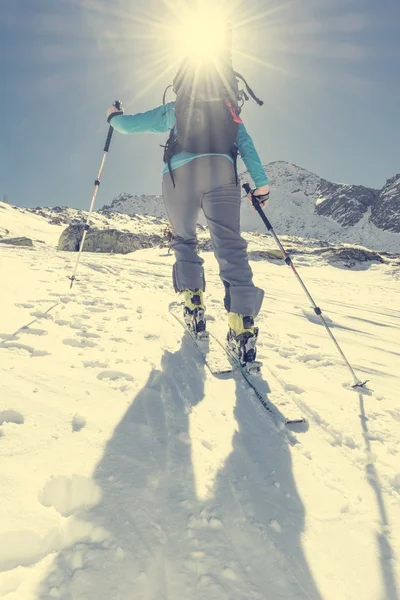 Esquiador ascendiendo una pendiente . — Foto de Stock