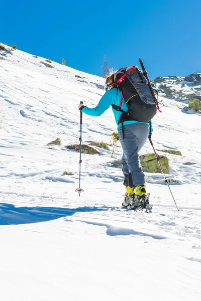 Skiër oplopende een helling. — Stockfoto