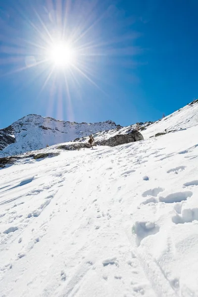 Snow trail ascneding en sluttning. — Stockfoto