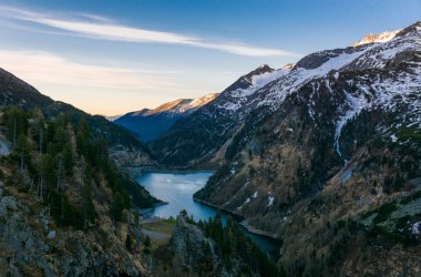 alacakaranlıkta dağ gölü.