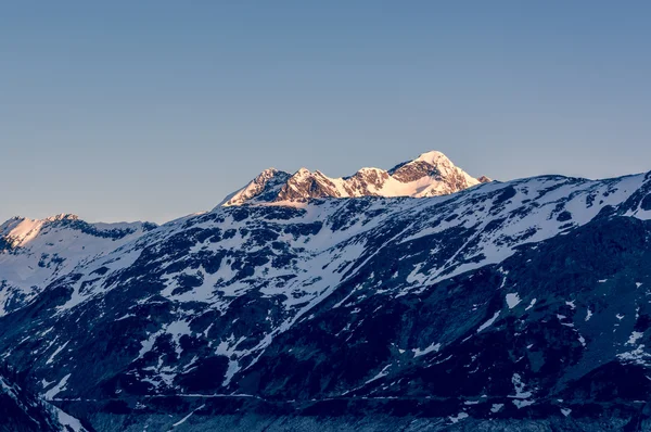 Besneeuwde bergen in de ochtend. — Stockfoto