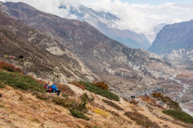 Kadın trekker dağ panoramada zevk.