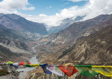 Budist dua bayrakları rüzgarda.