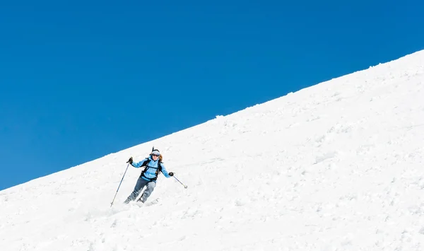 Skieur féminin s'attaquant à une pente raide . — Photo