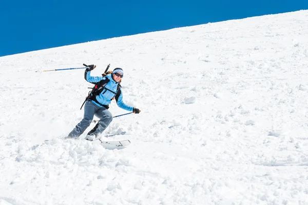 Female skier tackling a steep slope. — Stock Photo, Image