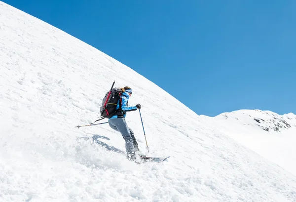 Esquiador fêmea abordando uma encosta íngreme . — Fotografia de Stock