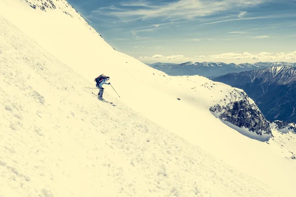 Female skier tackling a steep slope. — Stock Photo, Image