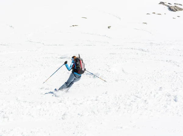 Female skier tackling a steep slope. — Stock Photo, Image