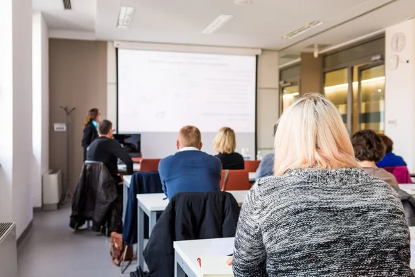 Business woman delivering a speach. — Stock Photo, Image