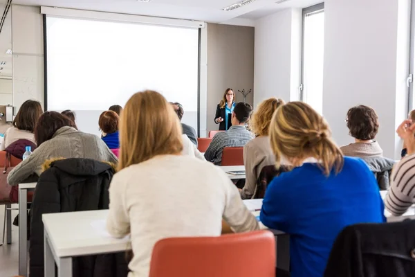 Femme d'affaires délivrant une speach . — Photo