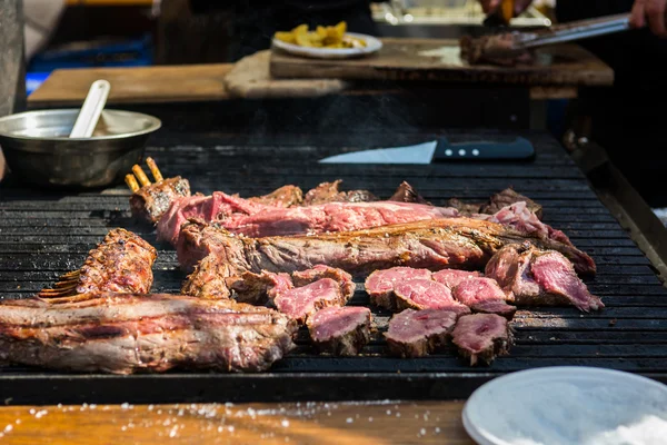 Carne saporita su un barbecue . — Foto Stock